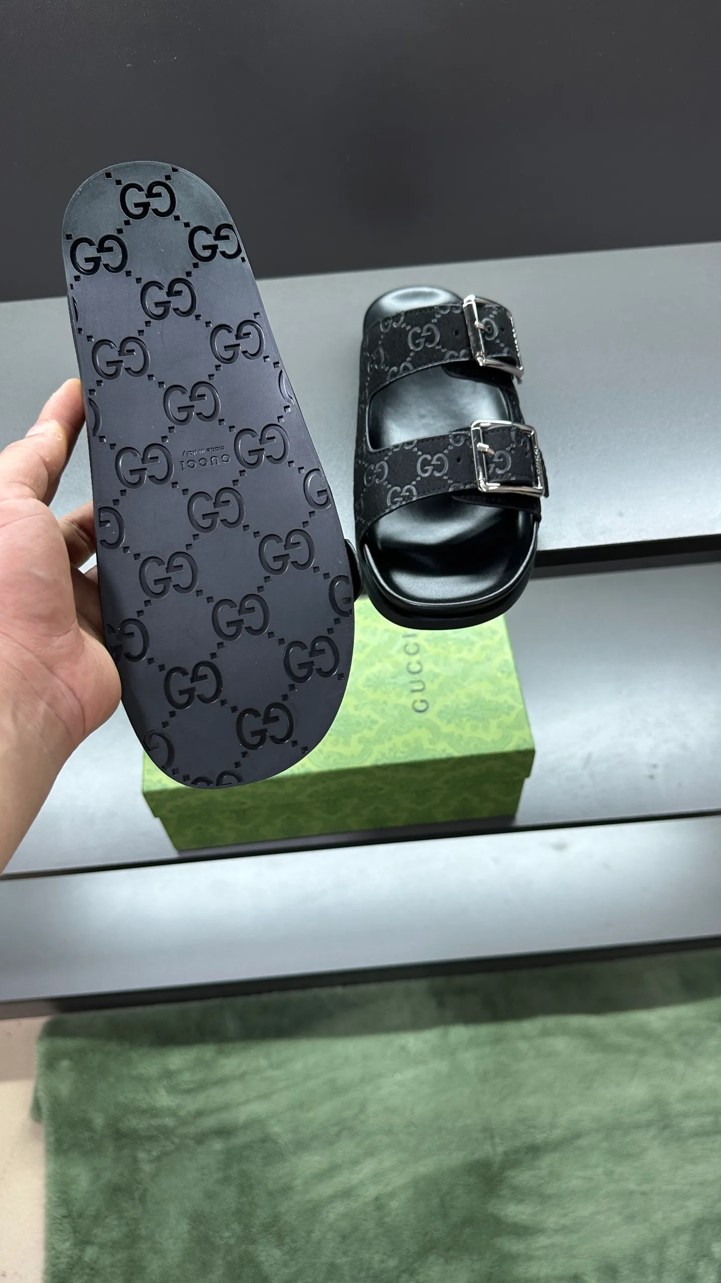 [G Home New Style] P: 320💰Men's size 39~45, (46. Customized) This slipper is made of GG polyester fiber and is decorated with a Gucci label on the front, which adds a striking logo feel to the style. "Gucci Made in Italy" stamped label Rubber sole Flat Made in Italy